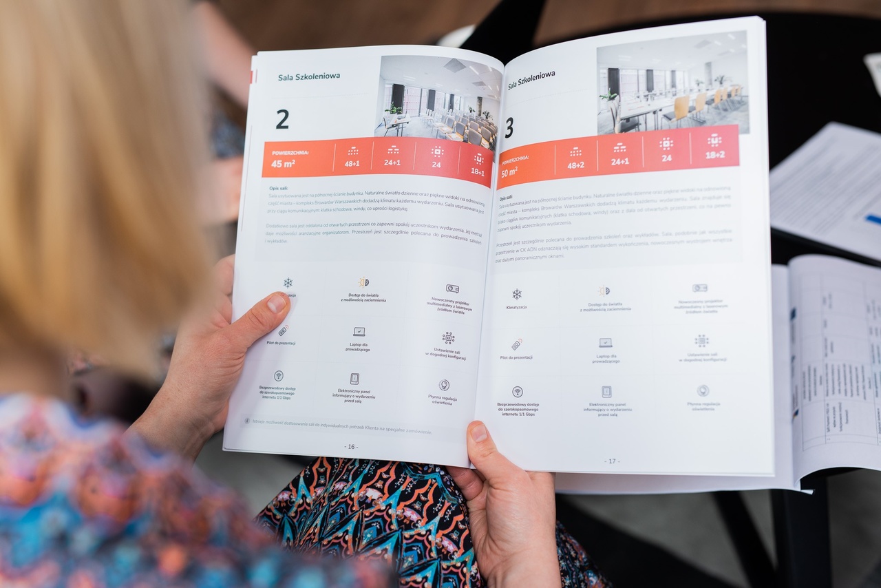Kobieta trzyma w rękach katalog