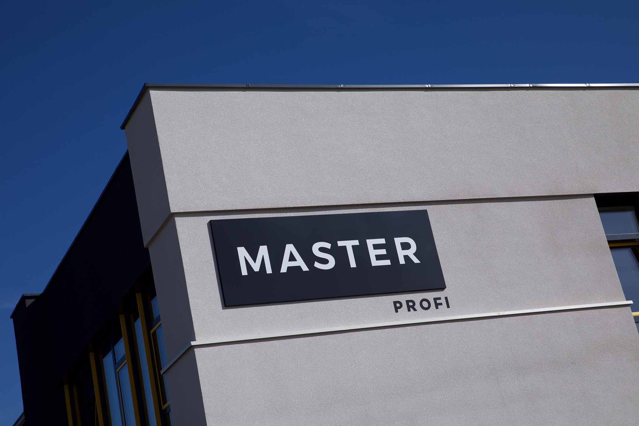 Nazwa Masterprofi zamieszczona na budynku