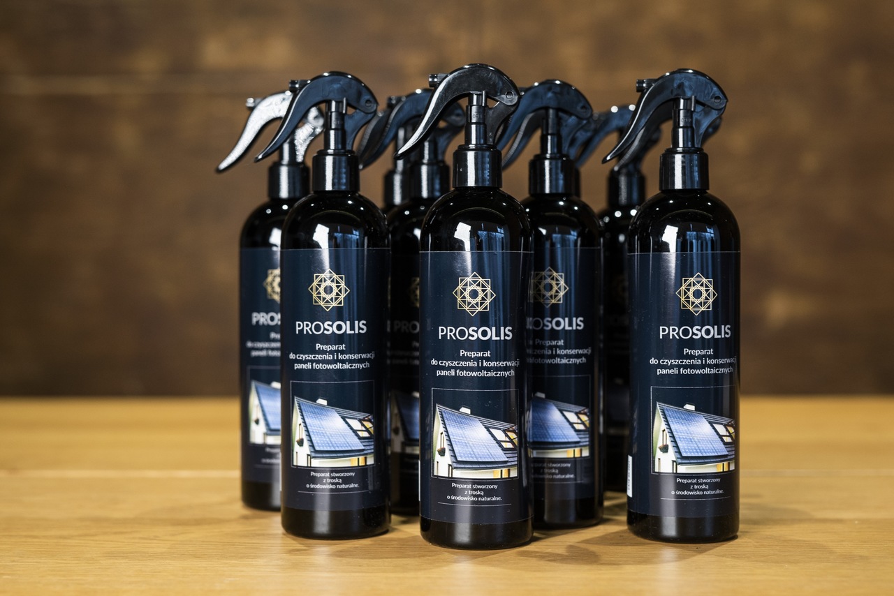 Na stole stoją ustawione butelki - spryskiwacze