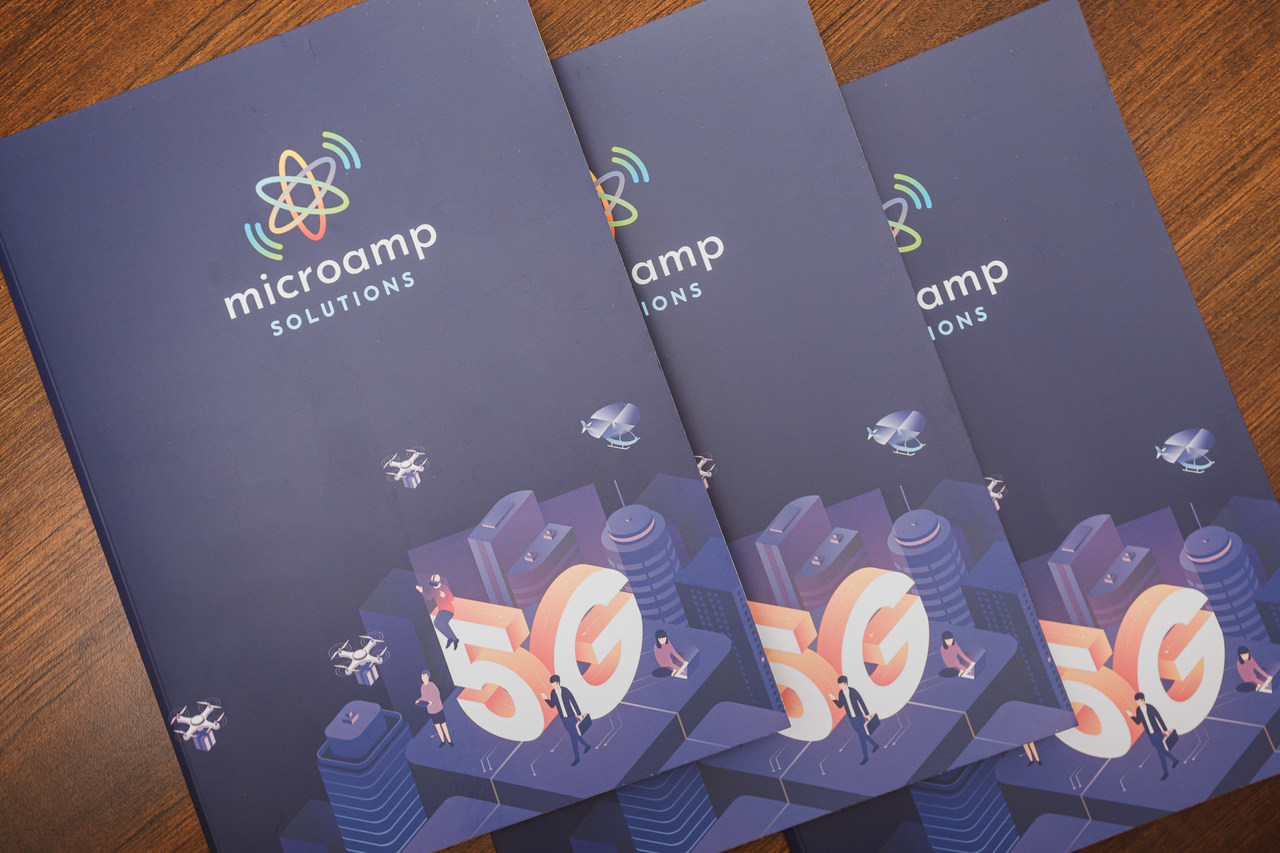 Trzy granatowe katalogi