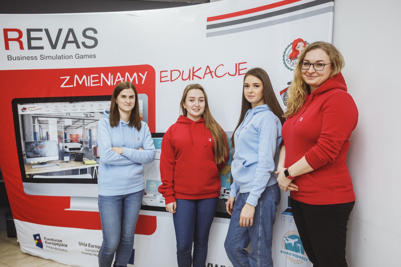 Cztery kobiety stoją na tle ścianki Revas