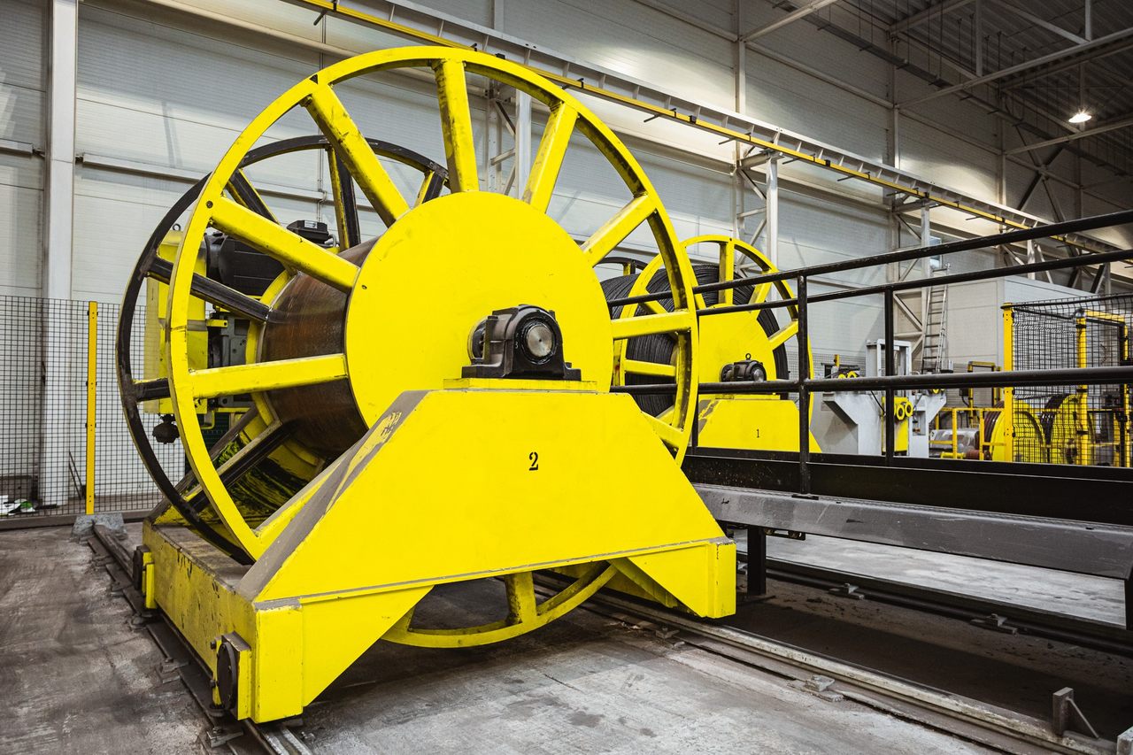 Ż&oacute;lta maszyna w hali produkcyjnej