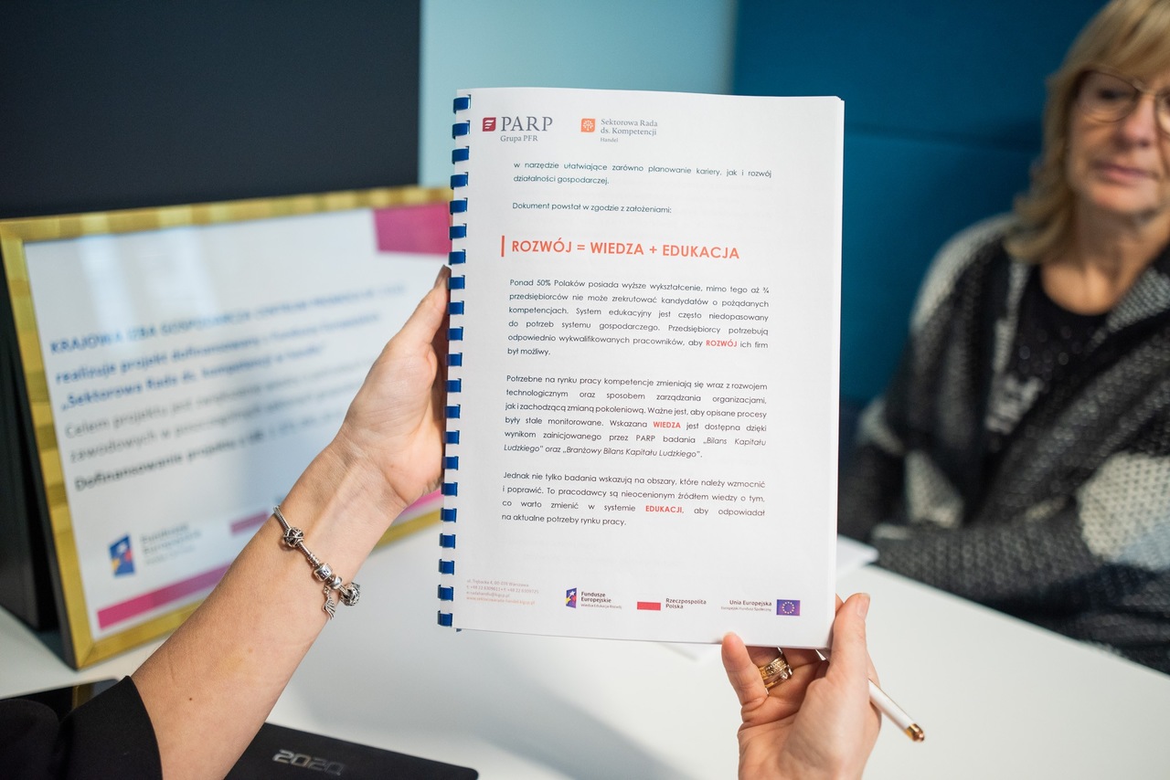 Ręce, które trzymają dokument