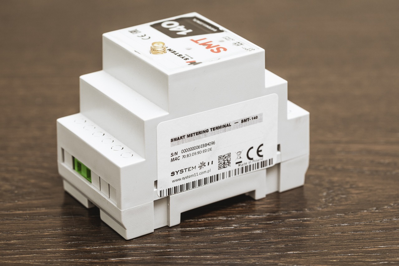 Mała, biała część infromatyczna na stole