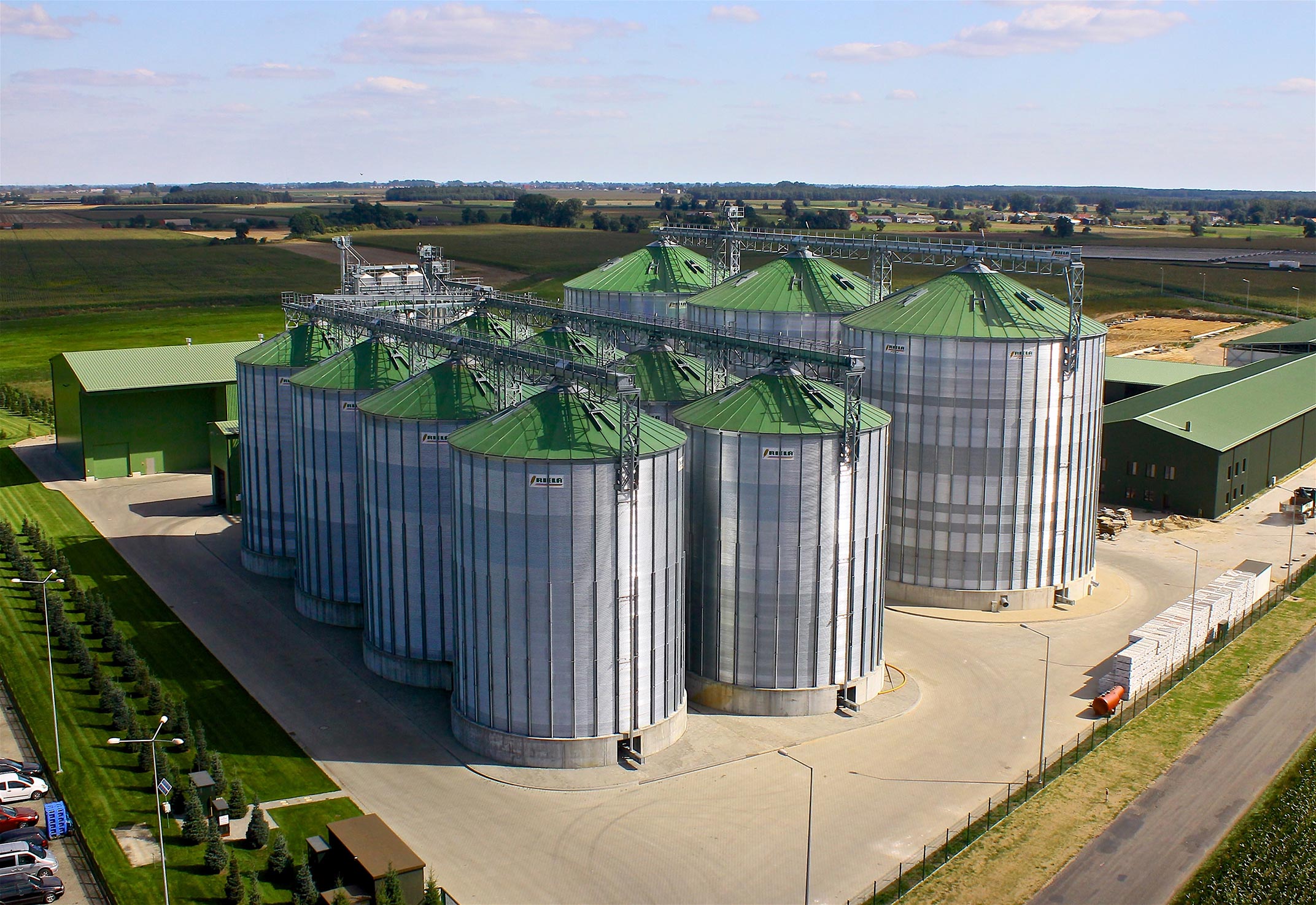 Silosy stojące w trzech rzędach