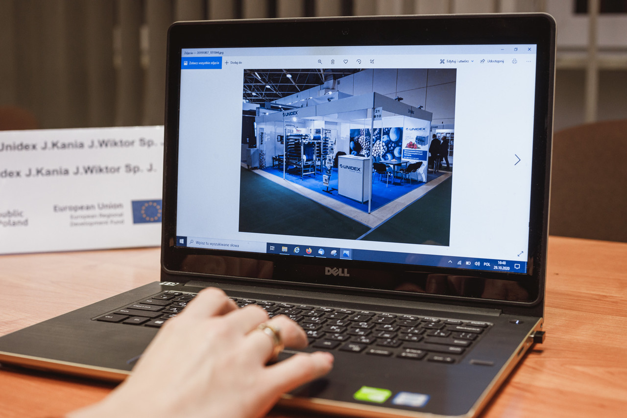 Laptop ze stroną firmy Unidex