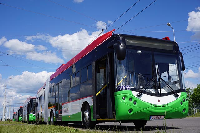 Widok stojących jeden za drugim trolejbus&oacute;w