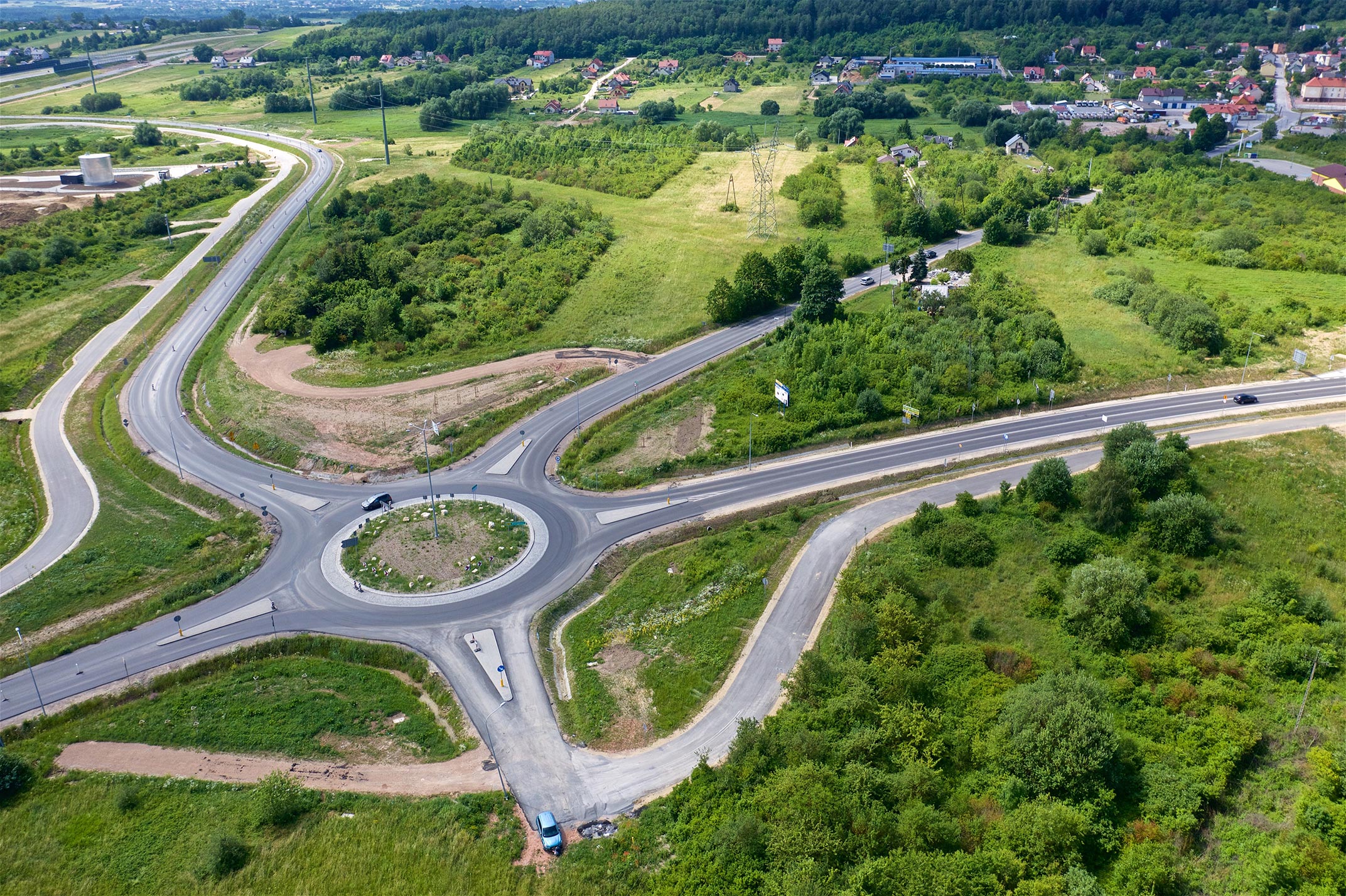 Widok z lotu ptaka na rondo, pola i lasy