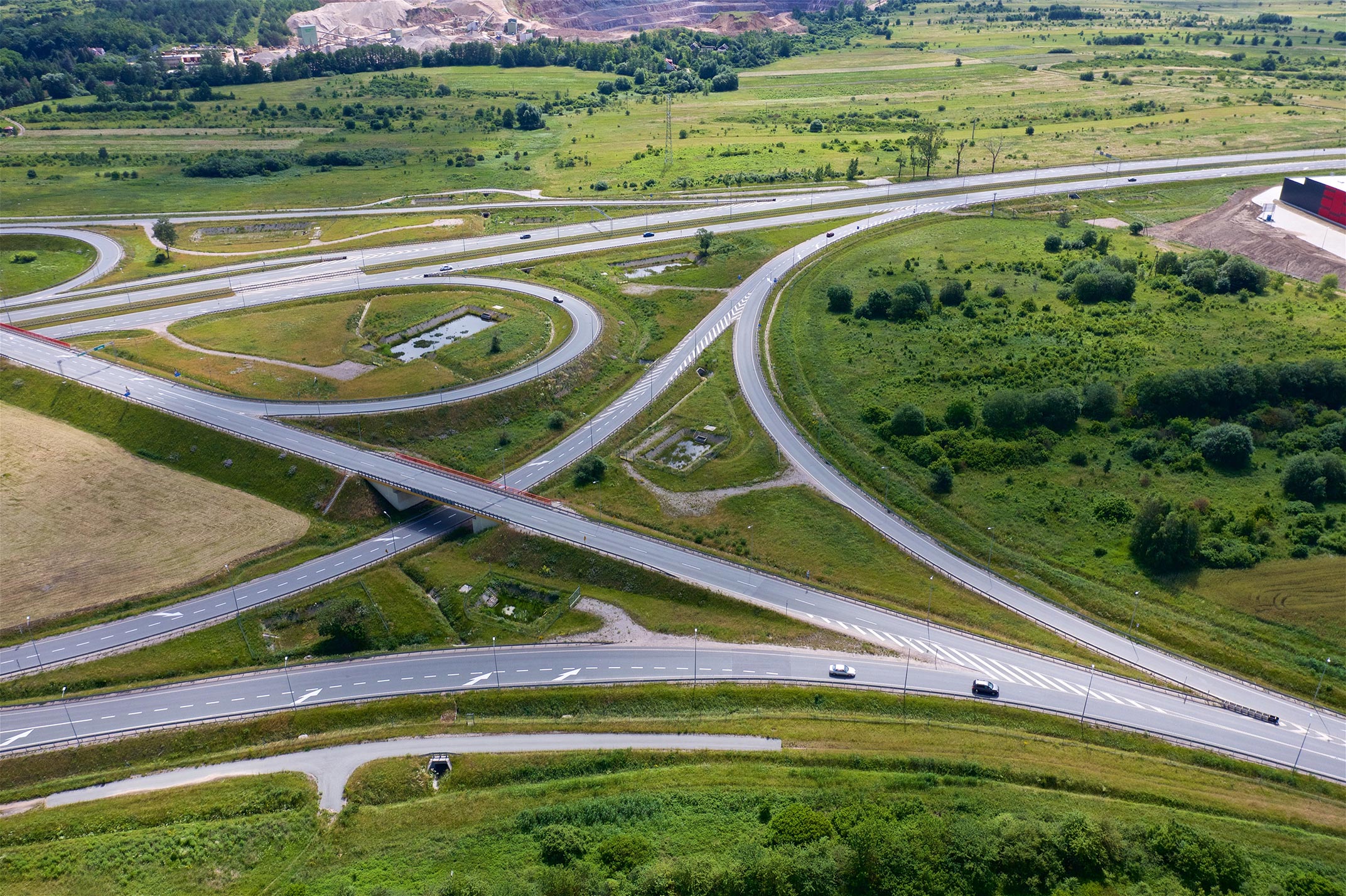 Widok z lotu ptaka na drogi i pola