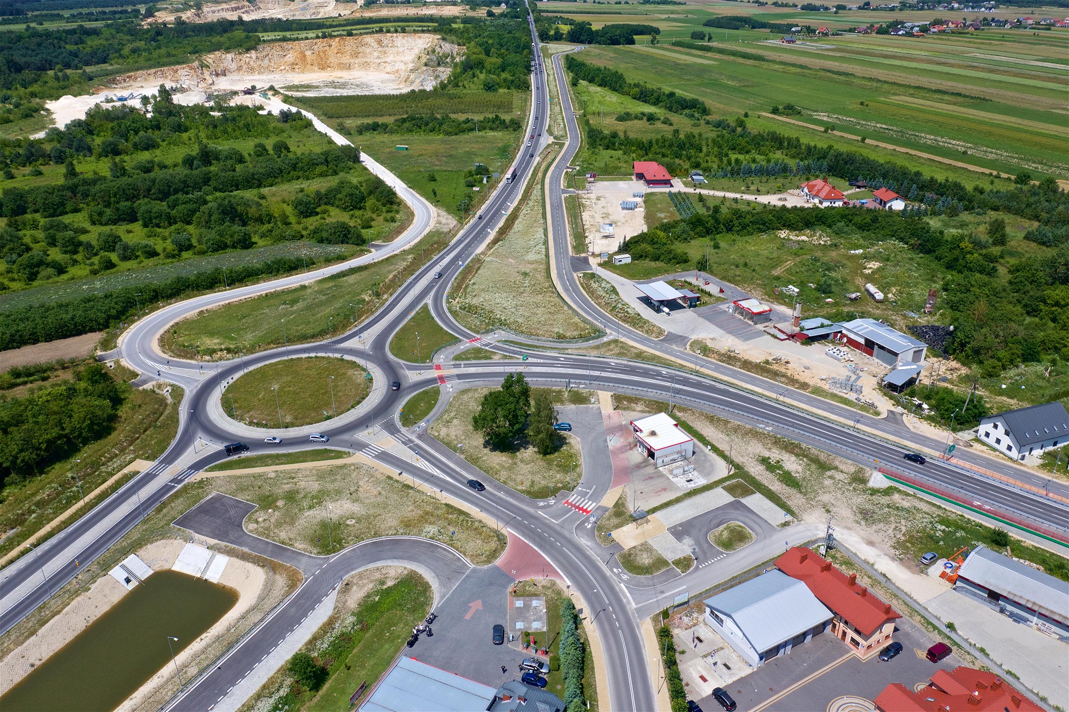 Widok z lotu ptaka na drogi, pola, budynki