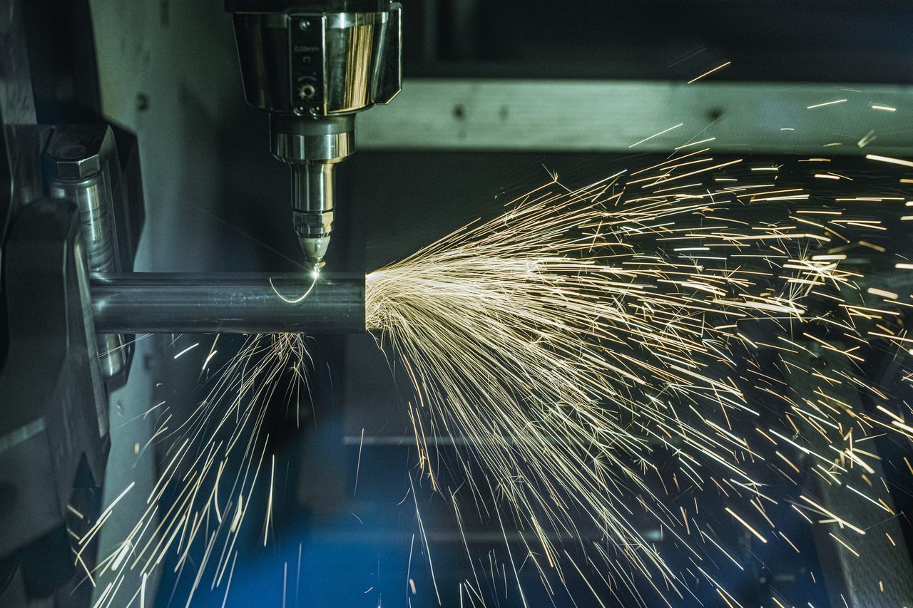 Metalowe części i iskry