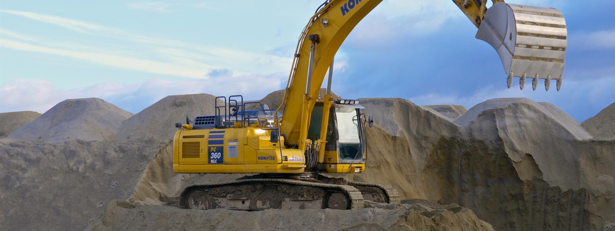 Widok dźwigu na placu budowy