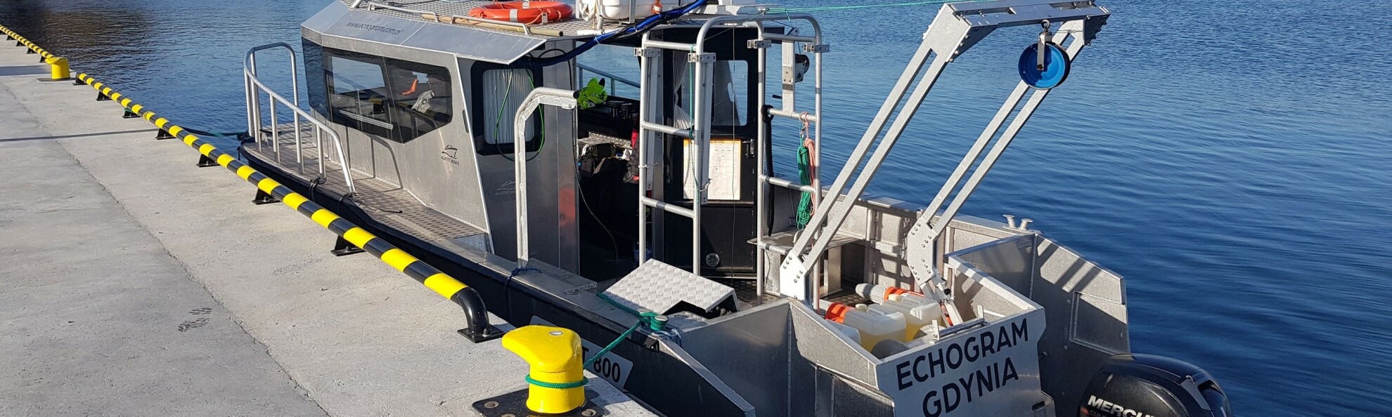 kuter zacumowany w porcie 