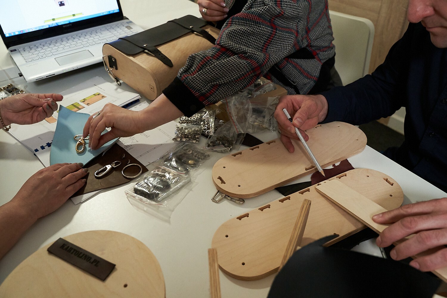 drewniane elementy służące do zbudowania torby 