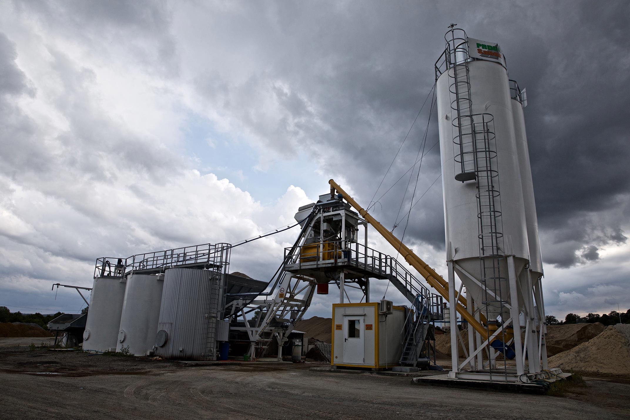 Widok silos&oacute;w z innymi maszynami