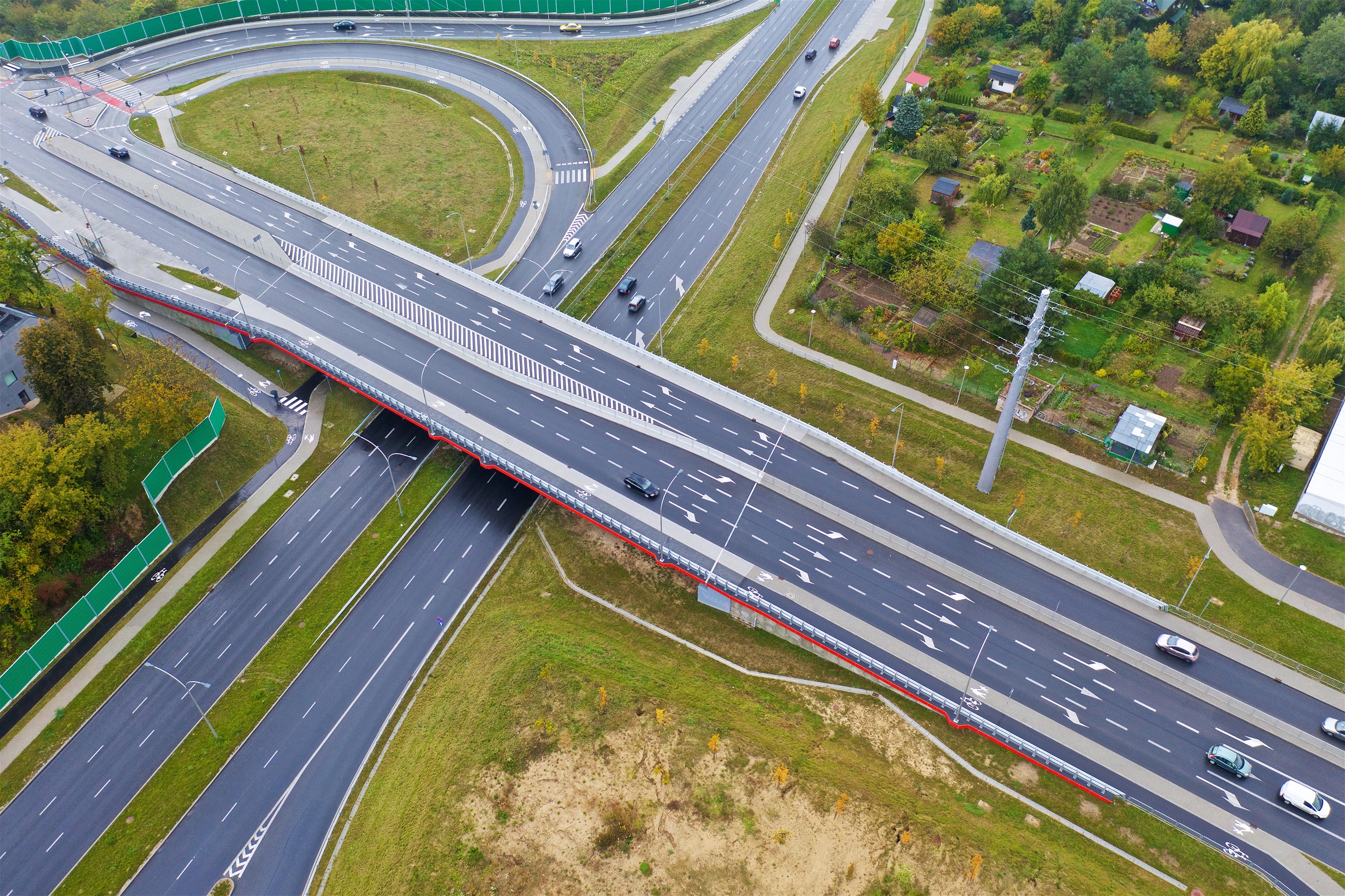 Widok z lotu ptaka na drogę i rondo